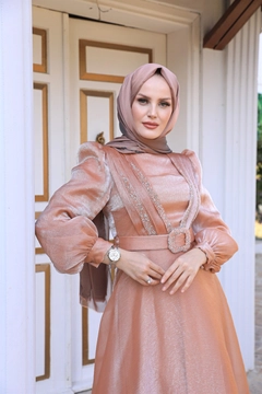 A wholesale clothing model wears 37662 - Evening Dress - Salmon Pink, Turkish wholesale Dress of Hulya Keser