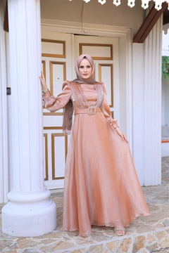 Una modella di abbigliamento all'ingrosso indossa 37662 - Evening Dress - Salmon Pink, vendita all'ingrosso turca di Vestito di Hulya Keser