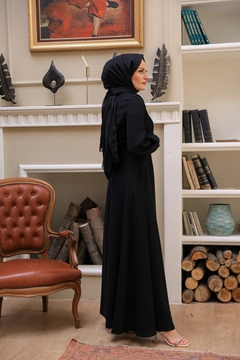 Bir model, Hulya Keser toptan giyim markasının 37663 - Evening Dress - Black toptan Elbise ürününü sergiliyor.