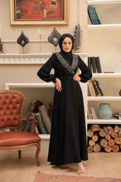 Una modella di abbigliamento all'ingrosso indossa 37663 - Evening Dress - Black, vendita all'ingrosso turca di Vestito di Hulya Keser