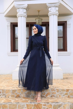 Bir model, Hulya Keser toptan giyim markasının 37665 - Evening Dress - Navy Blue toptan Elbise ürününü sergiliyor.