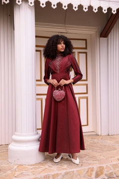 Ένα μοντέλο χονδρικής πώλησης ρούχων φοράει 37670 - Evening Dress - Claret Red, τούρκικο Φόρεμα χονδρικής πώλησης από Hulya Keser