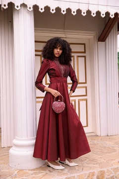 Ένα μοντέλο χονδρικής πώλησης ρούχων φοράει 37670 - Evening Dress - Claret Red, τούρκικο Φόρεμα χονδρικής πώλησης από Hulya Keser