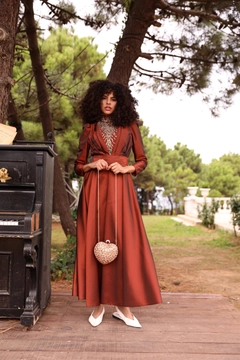 Una modella di abbigliamento all'ingrosso indossa 37672 - Evening Dress - Brick Red, vendita all'ingrosso turca di Vestito di Hulya Keser