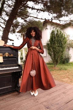 Ένα μοντέλο χονδρικής πώλησης ρούχων φοράει 37672 - Evening Dress - Brick Red, τούρκικο Φόρεμα χονδρικής πώλησης από Hulya Keser