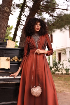 Ein Bekleidungsmodell aus dem Großhandel trägt 37672 - Evening Dress - Brick Red, türkischer Großhandel Kleid von Hulya Keser