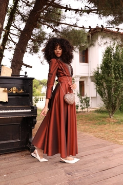 Bir model, Hulya Keser toptan giyim markasının 37672 - Evening Dress - Brick Red toptan Elbise ürününü sergiliyor.