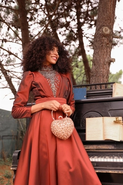 Bir model, Hulya Keser toptan giyim markasının 37672 - Evening Dress - Brick Red toptan Elbise ürününü sergiliyor.