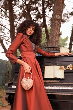 Een kledingmodel uit de groothandel draagt 37672 - Evening Dress - Brick Red, Turkse groothandel Jurk van Hulya Keser