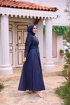 Bir model, Hulya Keser toptan giyim markasının 37673 - Evening Dress - Navy Blue toptan Elbise ürününü sergiliyor.