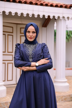 Una modella di abbigliamento all'ingrosso indossa 37673 - Evening Dress - Navy Blue, vendita all'ingrosso turca di Vestito di Hulya Keser