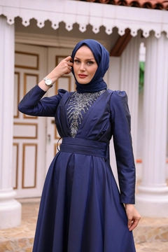 Una modelo de ropa al por mayor lleva 37673 - Evening Dress - Navy Blue, Vestido turco al por mayor de Hulya Keser