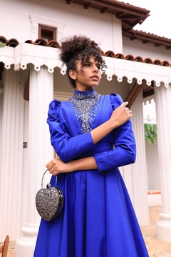 Bir model, Hulya Keser toptan giyim markasının 37674 - ABY000210_Saks Mavi toptan Elbise ürününü sergiliyor.