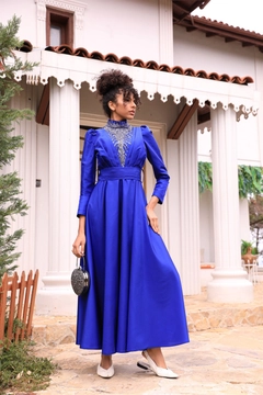 Bir model, Hulya Keser toptan giyim markasının 37674 - ABY000210_Saks Mavi toptan Elbise ürününü sergiliyor.