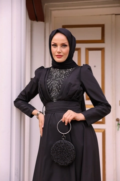 Bir model, Hulya Keser toptan giyim markasının 37675 - Evening Dress - Black toptan Elbise ürününü sergiliyor.