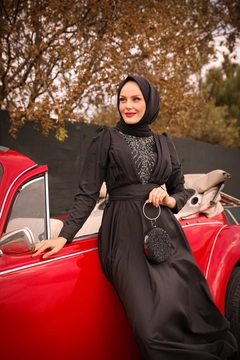 Bir model, Hulya Keser toptan giyim markasının 37675 - Evening Dress - Black toptan Elbise ürününü sergiliyor.
