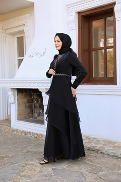 Bir model, Hulya Keser toptan giyim markasının 37679 - Evening Dress - Black toptan Elbise ürününü sergiliyor.