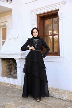 Bir model, Hulya Keser toptan giyim markasının 37679 - Evening Dress - Black toptan Elbise ürününü sergiliyor.