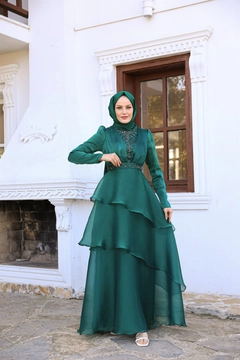 Een kledingmodel uit de groothandel draagt 37680 - Evening Dress - Emerald, Turkse groothandel Jurk van Hulya Keser