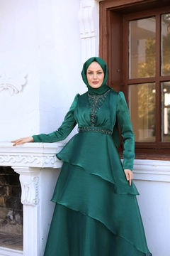 Bir model, Hulya Keser toptan giyim markasının 37680 - Evening Dress - Emerald toptan Elbise ürününü sergiliyor.