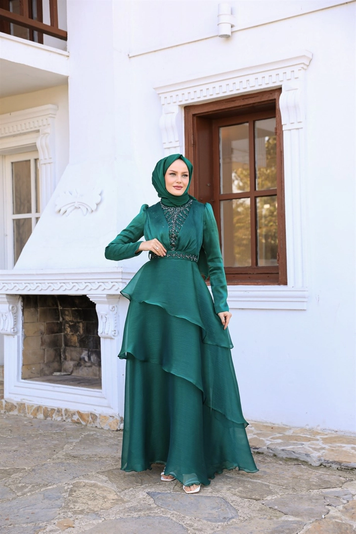 Bir model, Hulya Keser toptan giyim markasının 37680 - Evening Dress - Emerald toptan Elbise ürününü sergiliyor.