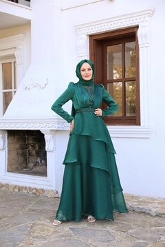 Ein Bekleidungsmodell aus dem Großhandel trägt 37680 - Evening Dress - Emerald, türkischer Großhandel Kleid von Hulya Keser