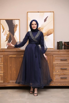 Bir model, Hulya Keser toptan giyim markasının 37682 - Evening Dress - Navy Blue toptan Elbise ürününü sergiliyor.