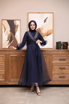 Een kledingmodel uit de groothandel draagt 37682 - Evening Dress - Navy Blue, Turkse groothandel Jurk van Hulya Keser