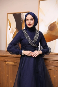Una modelo de ropa al por mayor lleva 37682 - Evening Dress - Navy Blue, Vestido turco al por mayor de Hulya Keser