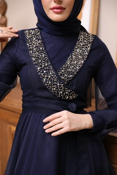 Ein Bekleidungsmodell aus dem Großhandel trägt 37682 - Evening Dress - Navy Blue, türkischer Großhandel Kleid von Hulya Keser
