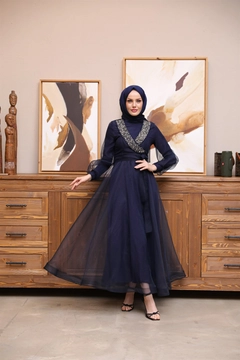 Bir model, Hulya Keser toptan giyim markasının 37682 - Evening Dress - Navy Blue toptan Elbise ürününü sergiliyor.