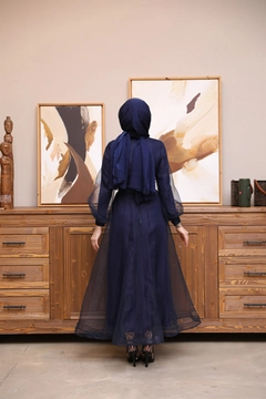 Una modella di abbigliamento all'ingrosso indossa 37682 - Evening Dress - Navy Blue, vendita all'ingrosso turca di Vestito di Hulya Keser