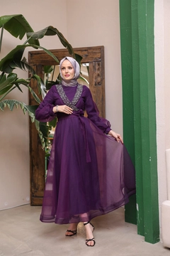 Un mannequin de vêtements en gros porte 37683 - Evening Dress - Purple, Robe en gros de Hulya Keser en provenance de Turquie