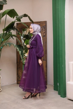 Una modelo de ropa al por mayor lleva 37683 - Evening Dress - Purple, Vestido turco al por mayor de Hulya Keser