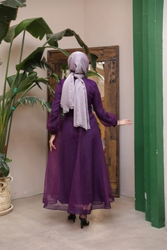 Bir model, Hulya Keser toptan giyim markasının 37683 - Evening Dress - Purple toptan Elbise ürününü sergiliyor.
