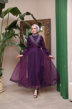 Ένα μοντέλο χονδρικής πώλησης ρούχων φοράει 37683 - Evening Dress - Purple, τούρκικο Φόρεμα χονδρικής πώλησης από Hulya Keser