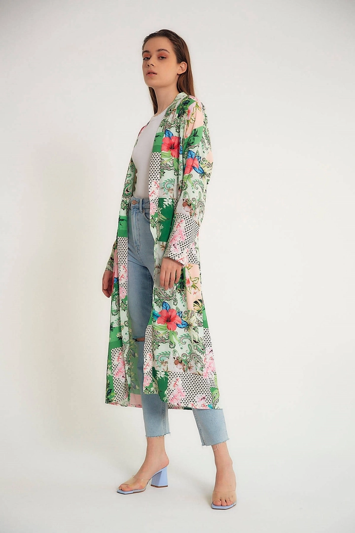 Una modella di abbigliamento all'ingrosso indossa ili10006-floral-patterned-kimono-green, vendita all'ingrosso turca di Kimono di Ilia