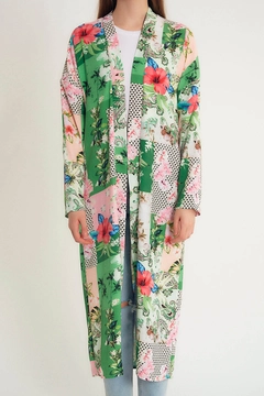 Una modella di abbigliamento all'ingrosso indossa ili10006-floral-patterned-kimono-green, vendita all'ingrosso turca di Kimono di Ilia