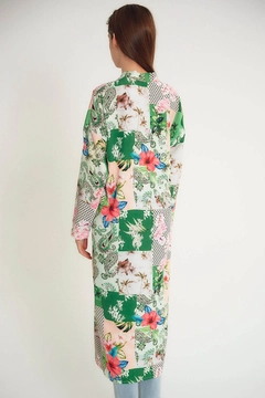Ein Bekleidungsmodell aus dem Großhandel trägt ili10006-floral-patterned-kimono-green, türkischer Großhandel Kimono von Ilia