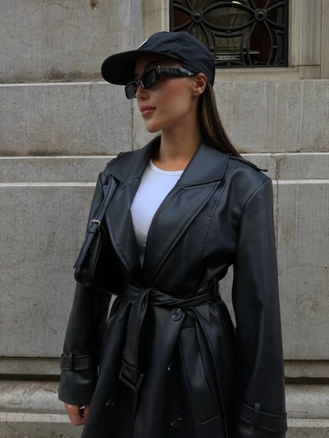 Una modella di abbigliamento all'ingrosso indossa  Giacca lunga in pelle con cintura Epaulette - Nera
, vendita all'ingrosso turca di Giacca di Ilia