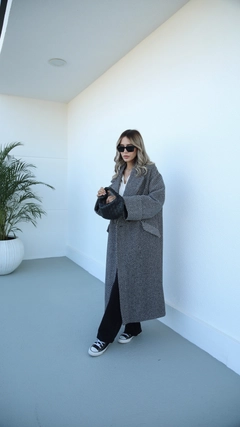 Модел на дрехи на едро носи 37273 - Coat - Black And Ecru, турски едро Палто на Hot Fashion