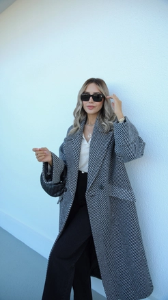 A model wears 37273 - Coat - Black And Ecru, wholesale Coat of Hot Fashion to display at Lonca
