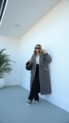 Een kledingmodel uit de groothandel draagt 37273 - Coat - Black And Ecru, Turkse groothandel Jas van Hot Fashion