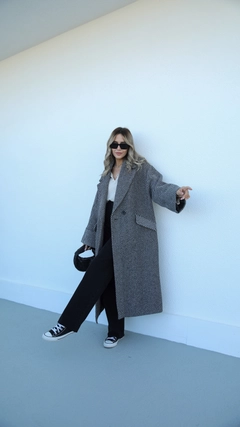 Hurtowa modelka nosi 37273 - Coat - Black And Ecru, turecka hurtownia Płaszcz firmy Hot Fashion