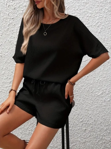 A wholesale clothing model wears  Women's Short Sleeve Crew Neck Casual Waffle Blouse Shorts Two-piece Set - Black
, Turkish wholesale Blouse of Janes