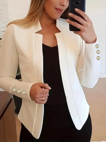 Bir model, Janes toptan giyim markasının  Kadın Uzun Kollu Kol Düğme Detay Ithal Krep Ceket - Beyaz
 toptan Ceket ürününü sergiliyor.