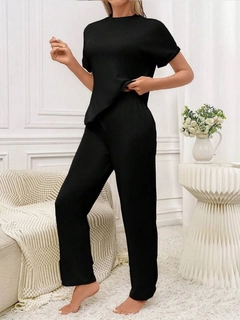 Un mannequin de vêtements en gros porte jan13868-women's-short-sleeve-crew-neck-sleeve-fold-detail-camisole-suit-black, Costume en gros de Janes en provenance de Turquie