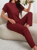 Un mannequin de vêtements en gros porte jan13869-women's-short-sleeve-crew-neck-sleeve-fold-detail-camisole-suit-claret-red,  en gros de  en provenance de Turquie
