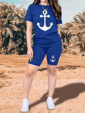 Bir model, Janes toptan giyim markasının  Kadın Kısa Kollu Çapa Baskılı Viskon Ikili Takım - Mavi
 toptan Takım ürününü sergiliyor.