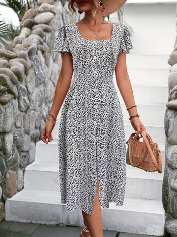 Bir model, Janes toptan giyim markasının  Kadın Kısa Kollu Önü Düğmeli Volanlı Minik Leopar Desen Midi Viskon Elbise - Beyaz
 toptan Elbise ürününü sergiliyor.